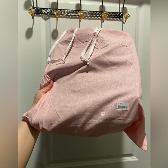 Poppy & Peonies Go Getter Tote Bag in Berry + Matching Tech Case - Both Like New - Picture 16 of 16